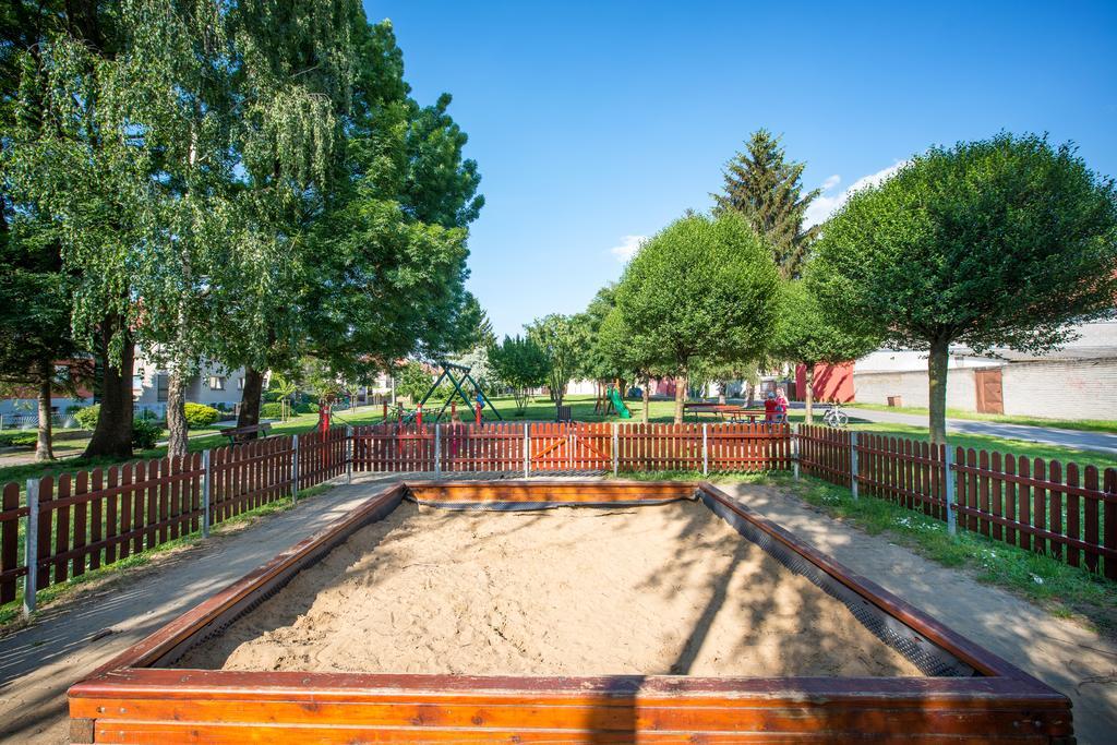Relax21 Hotel Uhersky Ostroh Exterior photo